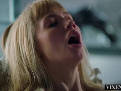 Blondine, Hochschule, Besamung, Hundestellung, Lecken, Lingerie, Masturbation, Titten