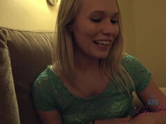 Amatör, Badrum, Stora tuttar, Blondin, Piercing, Pov, Tatuering, Tuttar