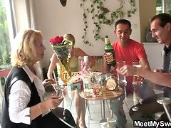 Oma, Gruppe, Handjob, Reif, Party, Jungendliche (18+), Flotter dreier, Spielzeuge