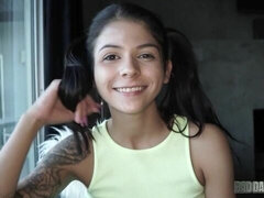 Gros cul, Grosse bite, Sucer une bite, Brunette brune, Seins naturels, Pov, Adolescente, Nénés