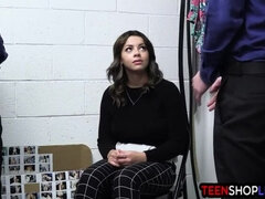 Stora tuttar, Avsugning, Bystig, Hardcore, Kontor, Pov, Tonåring, Trekant