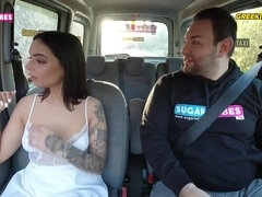 Krásky, Velké kozy, Brunetka, Prsatá, Auto, Hd, Lesbické, Tetování