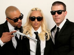 Ξανθιά, Πίπα, Σε στάση σκύλου στα τέσσερα, Διπλή εισχώρηση, Μαλακία, Άντρας άντρας γυναίκα, Τρίο, Βυζιά