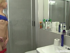 Blonde, Club, Européenne, Masturbation, Rasée, Solo, Adolescente