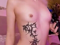 18 ans, Amateur, Gode, Femelle, Masturbation, Tatouage, Adolescente, Vibromasseur