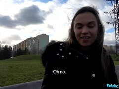 Kukk suging, Brunette, Bakfra, Naturlige bryster, Utendørs, Synsvinkel, Fitte, Pupper