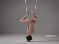 Rumpa, Brunett, Söt, Oskyldig, Liten och nätt, Kort hår, Mager, Tuttar