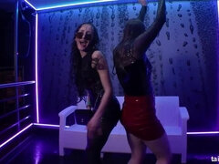 Танцы, Очки, Кожа, Натуральные сиськи, Трусики, Атлас, Душ, Влажная