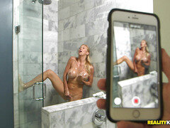 Grosse titten, Blondine, Vollbusig, Masturbation, Piercing, Dusche, Solo, Spanner