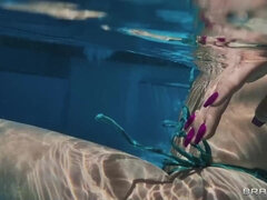 Blondine, Lækker, Give finger, Lesbisk, Udendørs, Svømmepøl, Realitet, Våd