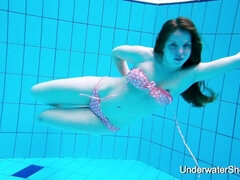 18 ans, Hd, Seins naturels, Nue, Piscine, Public, Adolescente, Sous marin