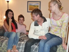 Enthousiasteling, Slaapkamer, Grote lul, Pijpbeurt, Hondjeshouding, Natuurlijke tieten, Tiener, Tieten likken