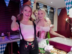 Gros seins, Blonde, Sucer une bite, En levrette, Faciale, Hd, Chevaucher, Plan cul à trois
