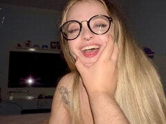 Américain, Blonde, Sucer une bite, Couple, Lunettes, Fille latino, Petite femme, Adolescente
