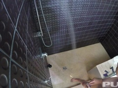 Hatalmas hátsó, Tekintélyes didik, Szőke, Zuhanyozó, Tetkó, Nedves