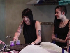 Goth inked chicks enjoy hot lesbian threesome