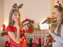 Velika rit, Poljubljanje, Lezbijke, Lizanje, Samozadovoljevanje, Naravne joške, Muco, Joške