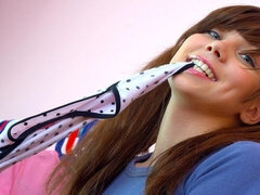 Røv, Brunette, Give finger, Naturlige bryster, Mager, Solo, Stripning, Teenager