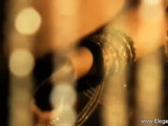 Brunette, Dansende, Indier, Mor jeg gerne vil kneppe, Naturlige bryster, Strip, Pirring, Bryster