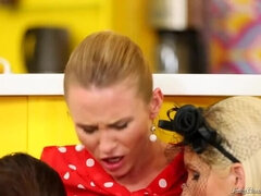 Blondine, Fetisch, Hd, Lesbisch, Piercing, Strümpfe, Tätowierung, Flotter dreier