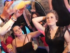 Blonde, Sucer une bite, Brunette brune, Européenne, Groupe, Interracial, Piercing, Tatouage