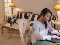 Τουαλέτα, Μεγάλα βυζιά, Ζευγάρι, Λατίνα, Αυνανισμός, Φυσικά βυζιά, Λάδι, Εκτός