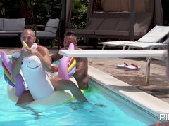 Анальный секс, Двойное проникновение, Сперма на лице, Секс без цензуры, Натуральные сиськи, На природе, Бритые, Втроем