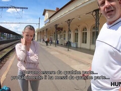 Il cacciatore fortunato scopa una giovane donna meravigliosa per un sacco di soldi