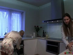 Zadok, Blondína, Priateľka, Kuchyne, Lesbické, Výprask, Pička, Teenka