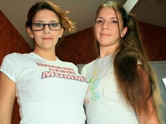 Blasen, Braunhaarige, Sperma im mund, Handjob, Lecken, Dürr, Jungendliche (18+), Flotter dreier