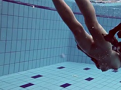 Underwater babe Liza Rachinska swims naked