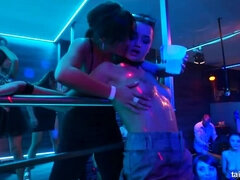 Brunett, Påklädda, Klubb, Kysser, Slick, Party, Blyg, Våt