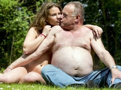 Blondine, Pik sutte, Håndjob, Nøgenhed, Naturlige bryster, Udendørs, Teenager, Bryster