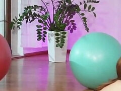 Πίσω στα παρασκήνια, Μεγάλα βυζιά, Πίπα, Σπέρμα στο στόμα της, Μουνί, Κοκκινομάλα