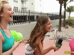 Bikini, Sucer une bite, Brunette brune, Faciale, Argent, Mamelons bombés, Rasée, Adolescente