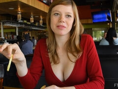 Dansant, Massage, Masturbation, Orgasme, Public, Solo, Jouets, Sous la jupe
