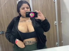 Stor røv, Store bryster, Latinsk, Naturlige bryster, Udendørs, Offentlig, Realitet, Tatovering