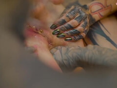 Anal, Dobbel penetrering, Fisting, Gotisk, Lesbisk, Piercingen, Tattovering, Pupper