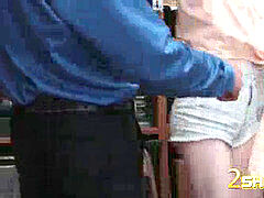 흑갈색 머리, 조그마한, 빼빼한, 청소년