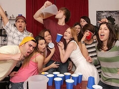 18 éves, Hatalmas hátsó, Cumizás, Kutya póz, Természetes mellek, Buli, Tini, Begyek