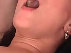 Grosse bite, Gros seins, Sucer une bite, Brunette brune, Éjaculer dans la bouche, Allemand, Chatte