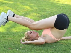 En gros plan de très près, Extrême, Pénétrer avec le poing, Masturbation, Orgasme, Public, Solo, Jouets