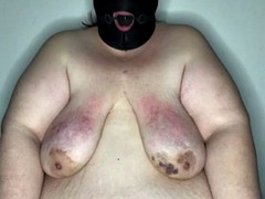 Χασκογελώντας, Χτύπημα, Βυζιά