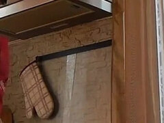 Amatorka, Duży tyłek, Brunetka, Kuchnia, Mamuśka, Pończochy