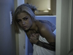 Store bryster, Blondine, Ærehul, Slikning, Skrige, Tatovering, Teenager, Bryster