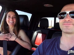 Iso perse, Iso kulli, Suihinotto, Ruskeahiuksinen, Auto, Luonnolliset tissit, Ulkona, Tissit