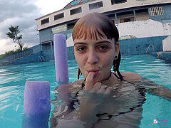 Bikini, Brunetka, Masturbace, Drobounká, Bazén, Sólo, Tetování, Kozičky