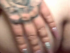 Pijpbeurt, Bruinharig, Sperma, Sperma in mond, Groepseks, Handbeurt, Tatoeage