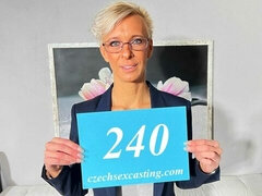 Hatalmas hátsó, Monumentális dákó, Szőke, Cumizás, Kutya póz, Érett feleség, Rövid haj, Begyek