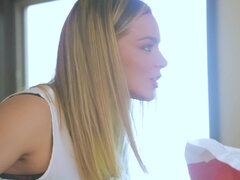 Blondine, Braunhaarige, Hd, Küssen, Küche, Mutti, Hintern versohlen, Flotter dreier